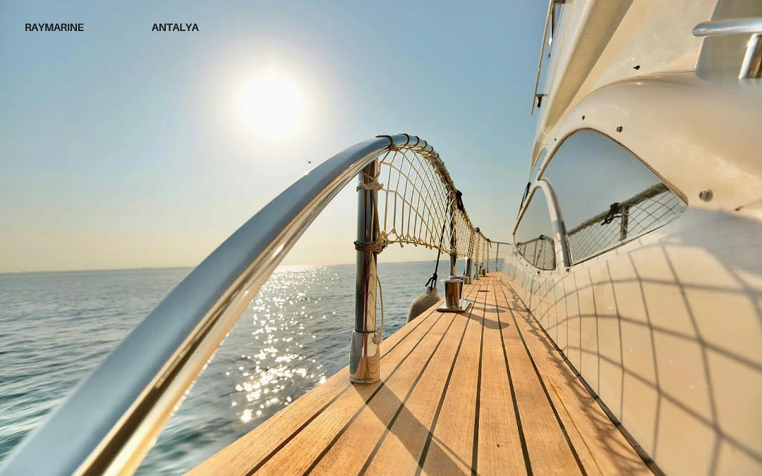 Яхта Raymarine на бирюзовой воде у берега Антальи